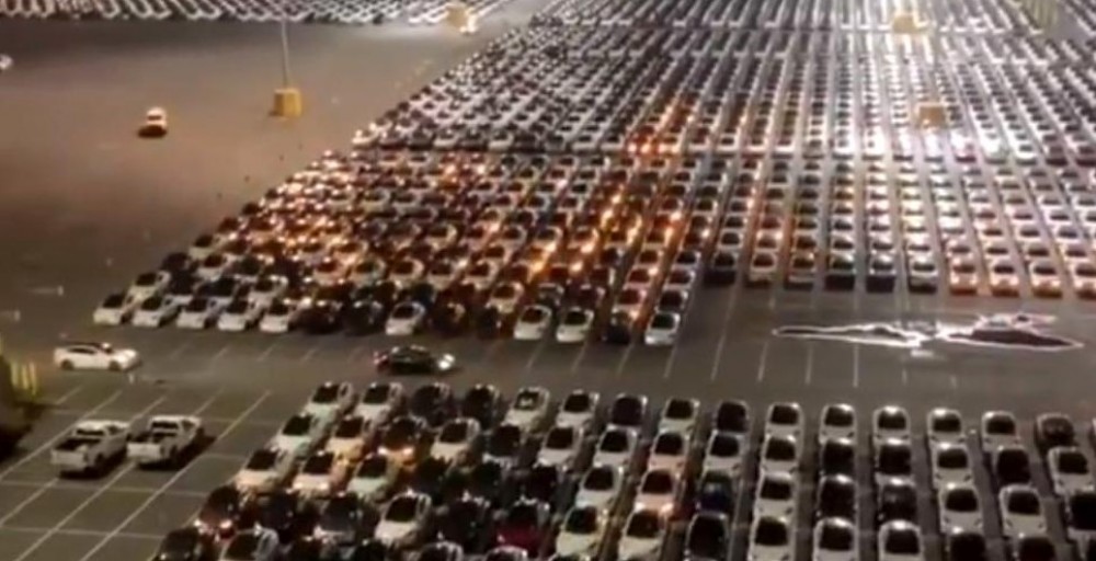 Moment inedit surprins într-o parcare Tesla: sute de mașini primesc o actualizare software simultan